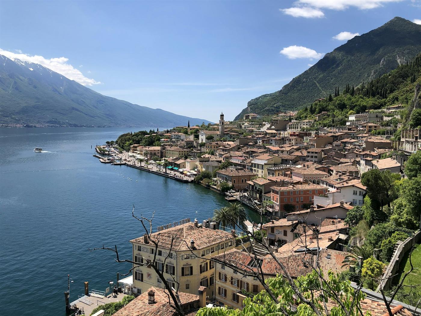 Panorama von Limone sul Garda mit Hafen und Bergen am Gardasee