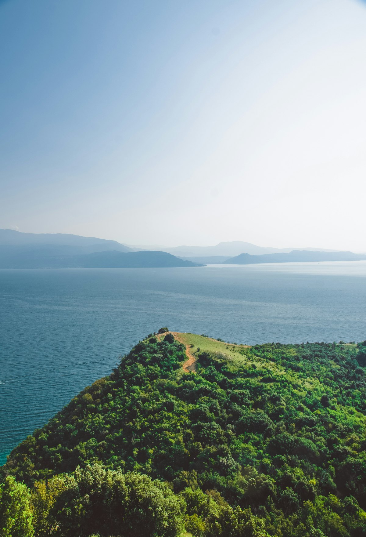Die Rocca di Manerba: grüne Landzunge hoch über dem Gardasee